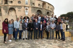 Foto de los asistentes a la celebración, incluyendo al consejero y al diputado Luis Escobar de C´s