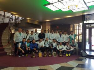 Los expedicionarios melillenses posando todos juntos con los trofeos conseguidos