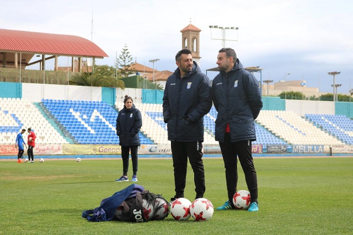 Manolo Herrero, entrenador de la U.D. Melilla, en la sesión preparatoria de ayer viernes, junto al segundo técnico, Pedro Bolaños