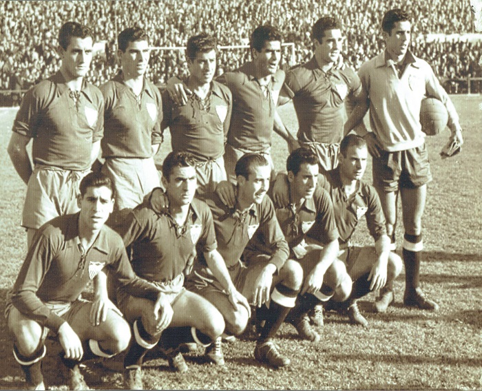 Un Sevilla F.C. de la época con los dos melillenses, Ramoní -de pie, el cuarto de izquierda a derecha- y Pepillo -agachado, en el centro de la imagen-