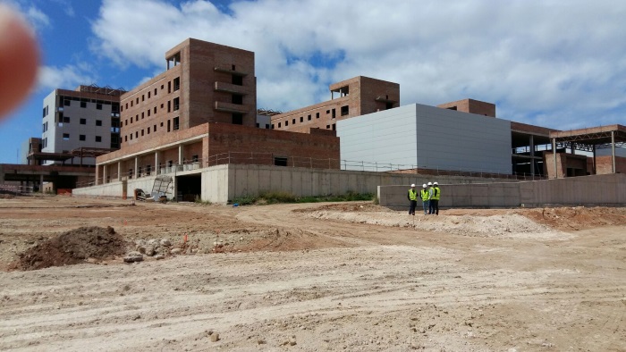 Vista general del terreno del antiguo Hospital Militar de Melilla tras su demolición, salvo su basílica castrense y el llamado "Salón de Té"