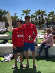 Víctor López, a la derecha de la imagen, junto a su primo, Mario Escolano