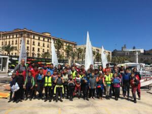 Foto de familia de la presidenta de la RFEV con los regatistas del Real Club Marítimo de Melilla