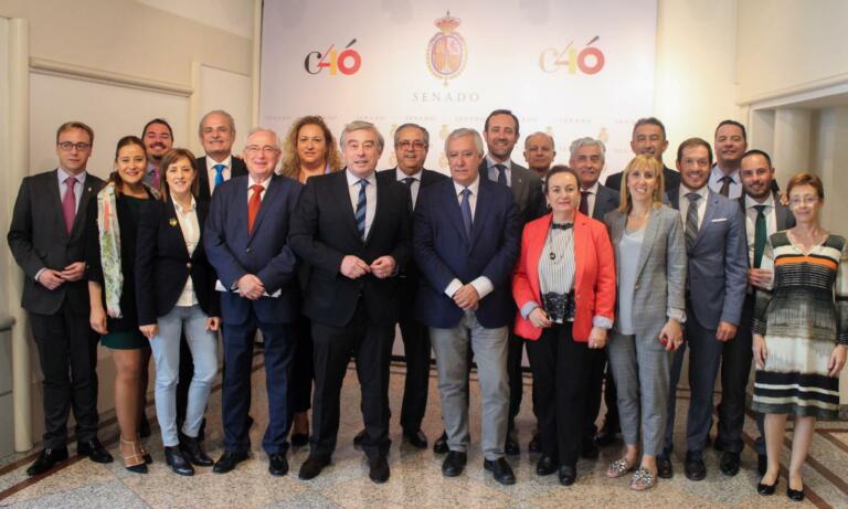 El portavoz del PP en la Cámara Alta junto con senadores de Melilla, Ceuta, Canarias y Baleares, ayer después de la aprobación en el Senado de la moción de bonificaciones al transporte de pasajeros residentes en estas cuatro regiones españolas