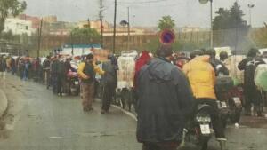 Imágenes que ya son asiduas en el puesto fronterizo de Farhana con las bicicletas de porteadores y vehículos que copan la carretera