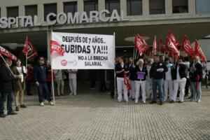 Las limpiadoras se concentraron ayer a las puertas del Hospital Comarcal con el apoyo de UGT