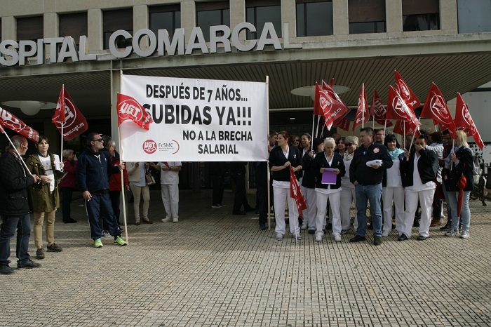 Las limpiadoras se concentraron ayer a las puertas del Hospital Comarcal con el apoyo de UGT