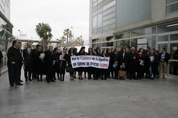 Los abogados de Melilla se concentraron ayer a las puertas de las Torres V Centenario