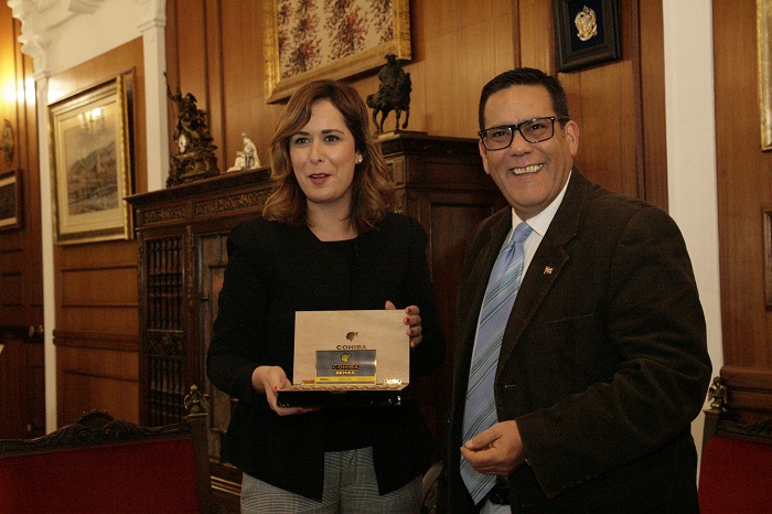 El cónsul fue recibido en el Palacio de la Asamblea de Melilla por la vicepresidenta segunda del Gobierno local, Paz Velázquez