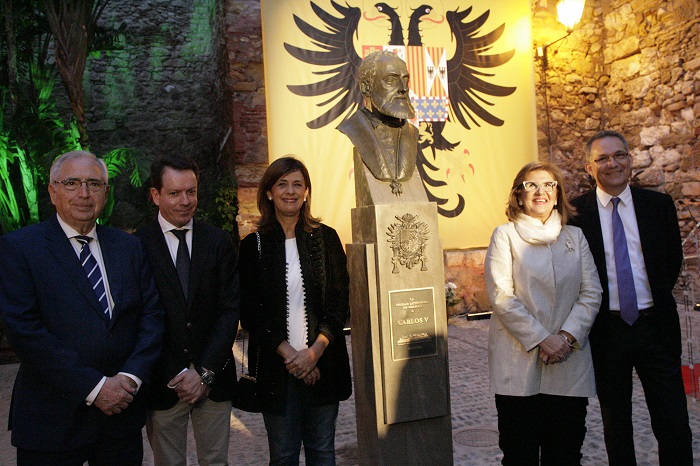 El presidente junto al escultor García-Ligero, Fadela Mohatar, Maribel Pintos y Juan Bellver