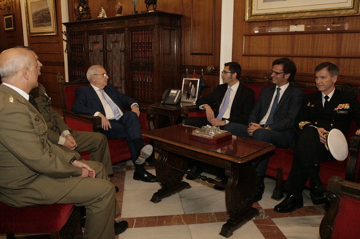 El presidente junto al subsecretario del Estado de Defensa y representantes de la COMGEMEL