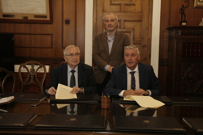 Momento de la firma entre el presidente Imbroda y el consejero, ante el director de la Gota de Leche