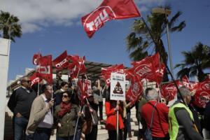 Los sindicatos CCOO y UGT se concentraron ayer a las puertas de las Torres V Centenario