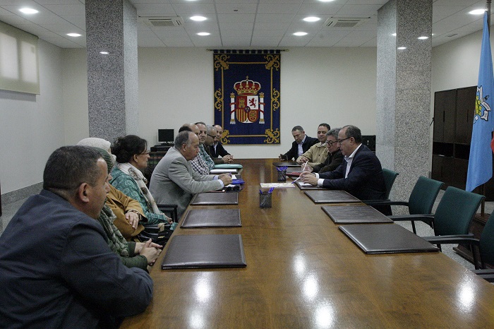 El delegado del Gobierno junto al director provincial del MECD reunidos con los profesores de Islam
