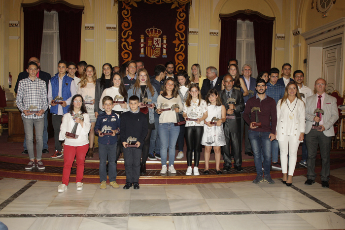 Foto de familia de los premiados en la edición del pasado año