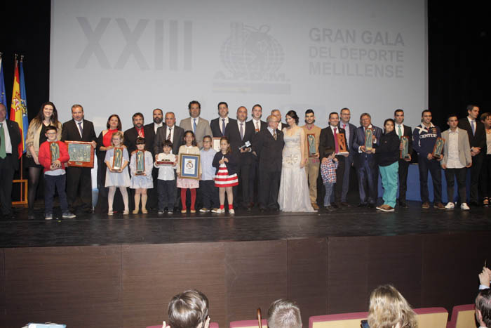 Foto de familia de todos los premiados de la XXIII Gala del Deporte de la APDM, celebrada el pasado año
