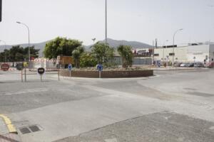 La calle está cortada desde la rotonda del centro comercial hasta el puente que contacta el Sepes con la circunvalación