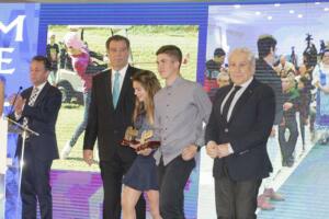 Nerea Luna y José Luis García, mejores golfistas escolares, junto al presidente de la Territorial de Golf, Enrique Bohórquez