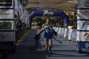 La triatleta representante de Italia, entrando en meta