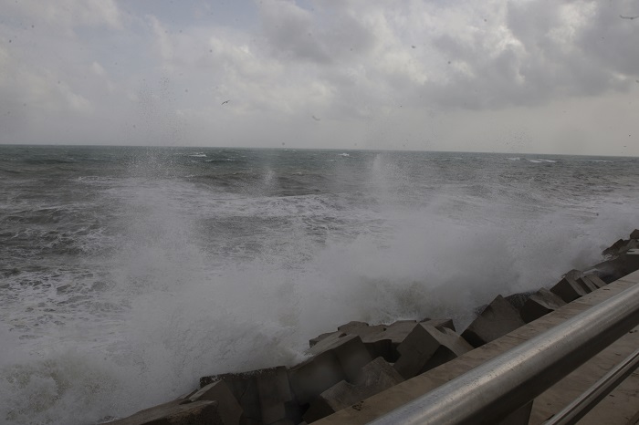 Imagen de las olas de tres metros en el Paseo de Horcas
