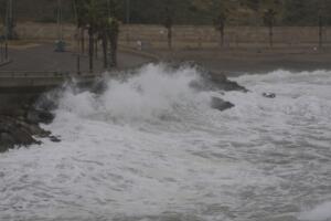 Imagen de las olas de tres metros en el paseo de Horcas