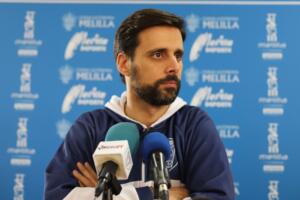 Alejandro Alcoba, ayer durante su intervención ante los compañeros de la prensa