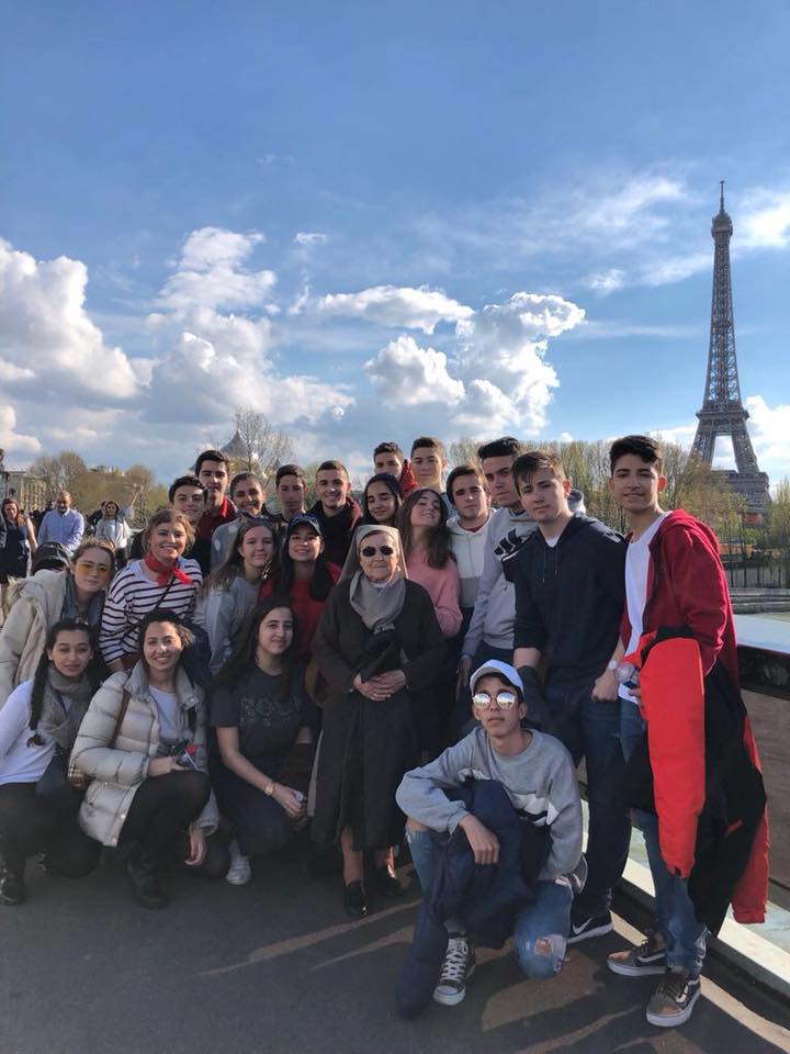 En la visita a París de los alumnos del Colegio Buen Consejo no podía faltar una cita obligada con la mítica Torre Eiffel