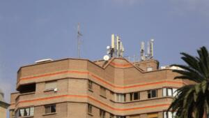 El problema afecta a miles de melillenses, a los que en muchas ocasiones o bien se quedan sin cobertura o se les meten las operadoras de Marruecos como Maroc Telecom o Meditel