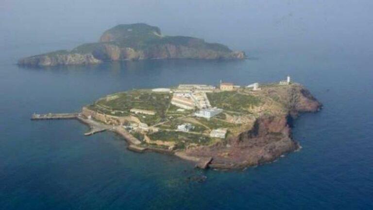 Las islas Chafarinas son tres islas situadas en la zona meridional del mar de Alborán, a unas 27 millas náuticas al este de Melilla