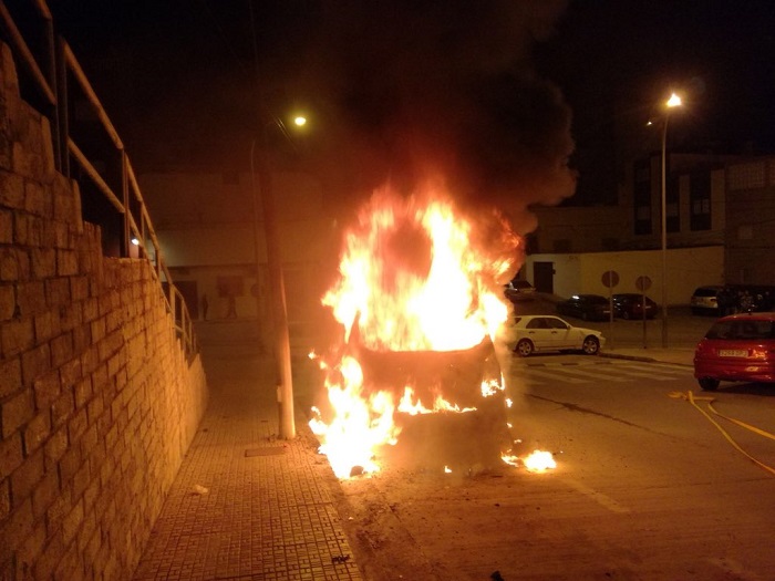 En la madrugada del viernes se produjo un incendio en un coche en la calle La Cal