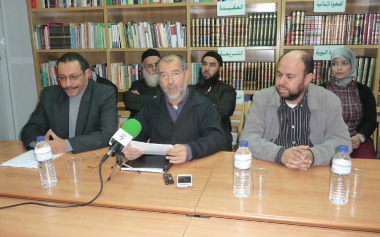Abdelkarim Al-lal (a la derecha) sucede en el cargo Dris Mohamed (centro) al frente de la CIM