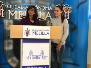 La consejera de Cultura, Fadela Mohatar, junto a la alumna María del Carmen Loma Aguilar