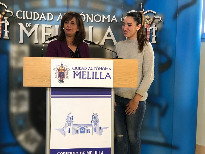 La consejera de Cultura, Fadela Mohatar, junto a la alumna María del Carmen Loma Aguilar
