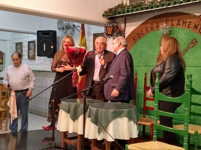 El cantaor melillense José Pozo recibió un ramo de flores en este acto cultural
