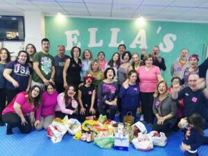 Imagen del grupo que acudió a la clase de yoga de la risa solidario