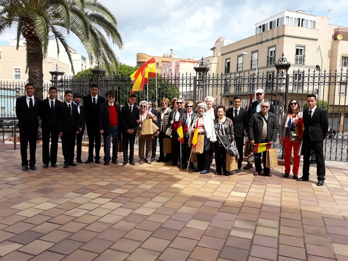 El grupo de la Universidad de Mayores de la UGR a las puertas de la plaza de toros