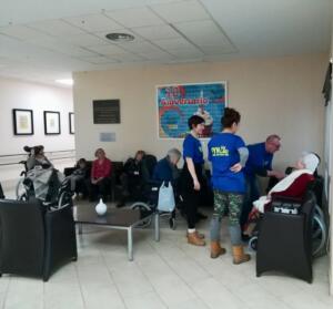 Un grupo de voluntarios visita la Residencia de Mayores con el movimiento ‘Yoga de la risa’