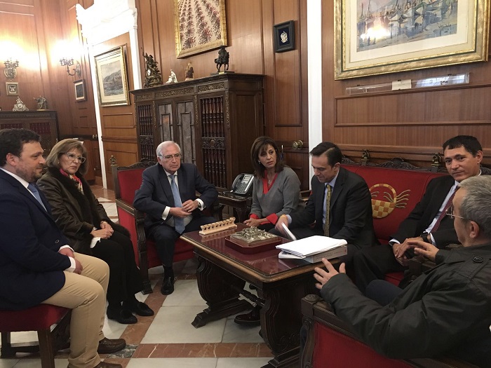 Imbroda junto a Fadela Mohatar recibiendo a los representantes del Ayuntamiento de Lucena y de la Cátedra España-Israel