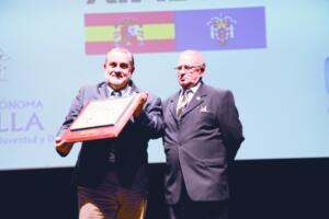 Paco Mota recibiendo la distinción