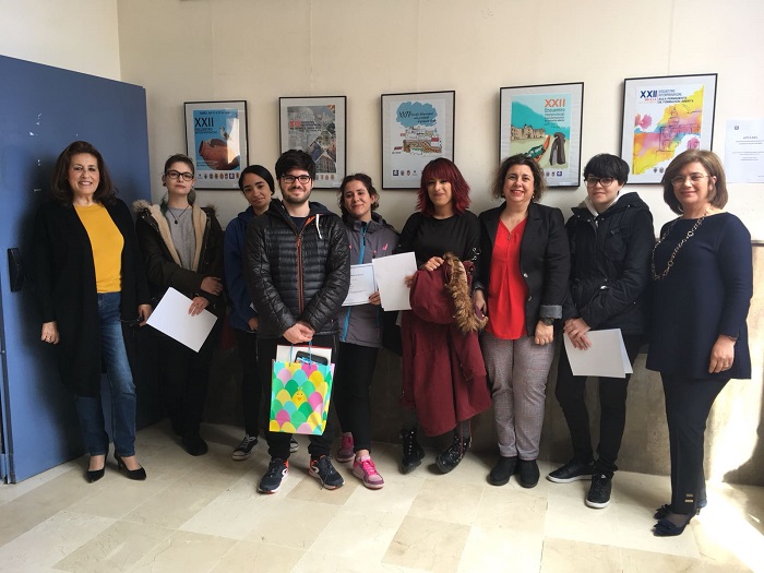Los alumnos de la Escuela de Arte premiados, junto a representantes de la Universidad de Mayores de Melilla