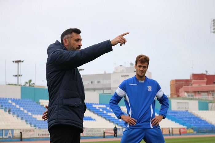 Manolo Herrero, entrenador de la U.D. Melilla, marca a Nando el camino a seguir para conseguir la victoria