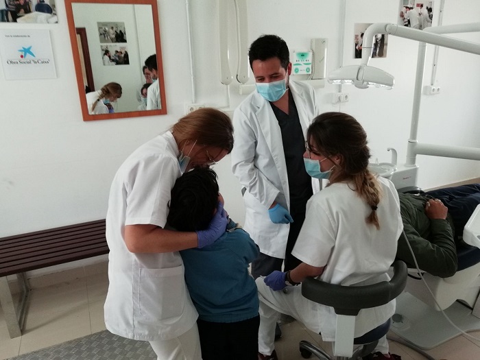 Ernesto Saldaña realizando tratamientos bucodentales en la clínica del CETI