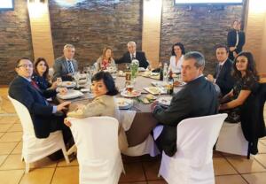 "MESA DEL HOMENAJEADO". Compuesta por el Capitán D. Juan Gallego, el Coronel D. Antonio Sierras Jefe de la Comandancia, el Coronel D. Ambrosio Villaseñor y los Comandantes D. Arturo Ortega y D. Ignacio Lombo, todos acompañados de sus respectivas esposas.