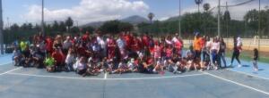 Foto de familia de los alumnos de las Escuelas de tenis y de pádel