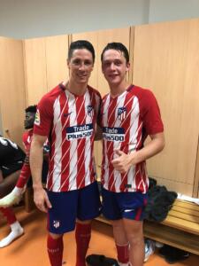 Fernando Torres y Borja Garcés, en el vestuario rojiblanco