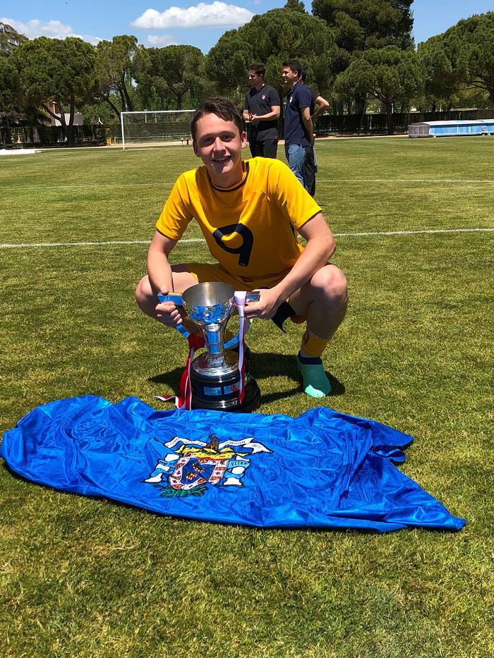 Borja Garcés celebró la Copa de Campeones con la bandera de la Ciudad Autónoma de Melilla