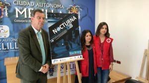 El consejero Antonio Miranda junto a Marina García y Carolina Mingorance, de Cruz Roja