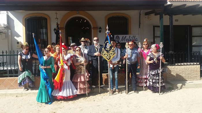 La Hermandad del Rocío de Melilla frente a su casa en la Aldea