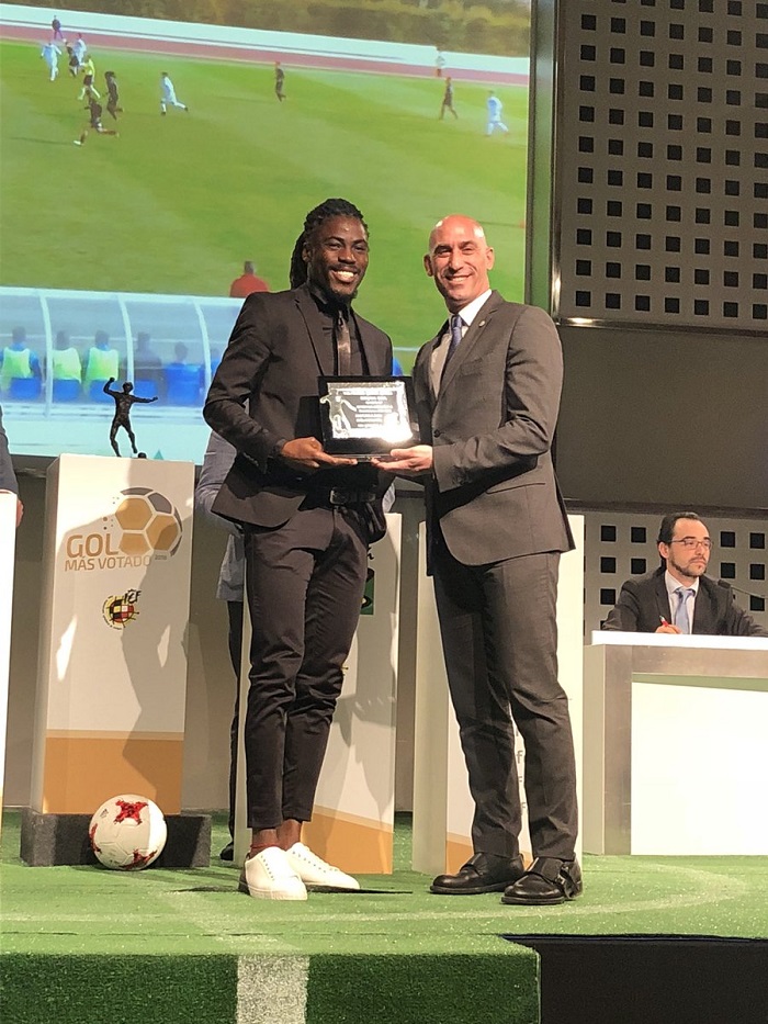 El futbolista de la U.D. Melilla recibió el premio de manos de Luis Rubiales, presidente de la RFEF