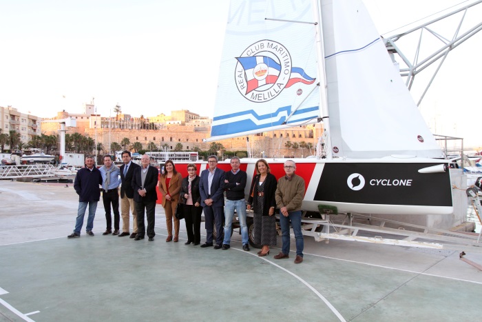 Componentes de la junta directiva del Real Club Marítimo de Melilla posando junto al barco